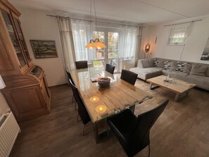 Dining - Detached comfortable holiday home with enclosed garden. (Kortgene)