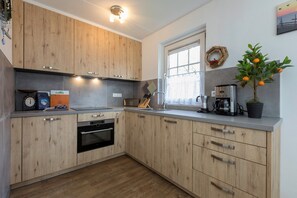Fridge, oven, stovetop, dishwasher - Detached comfortable holiday home with enclosed garden. (Kortgene)