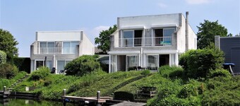 This detached holiday villa with private jetty enjoys a beautiful location on the waterfront.