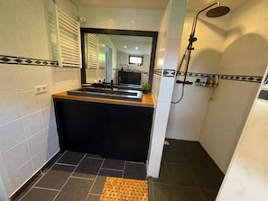 Hair dryer - Detached, comfortable holiday home within walking distance of the Oosterschelde near the North Sea beach and Veerse Meer. (Wissenkerke)