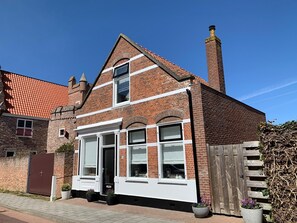 Exterior - Detached, comfortable holiday home within walking distance of the Oosterschelde near the North Sea beach and Veerse Meer. (Wissenkerke)