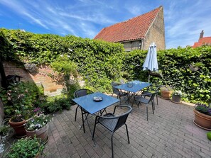 Outdoor dining - Detached, comfortable holiday home within walking distance of the Oosterschelde near the North Sea beach and Veerse Meer. (Wissenkerke)