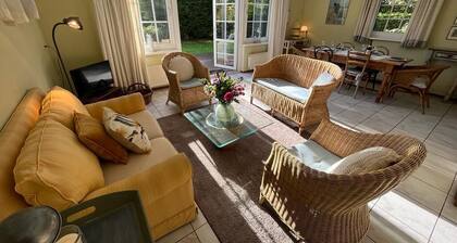 Charming detached holiday home with spacious sunny garden surrounding it and within walking distance of Lake Veere and the marina.