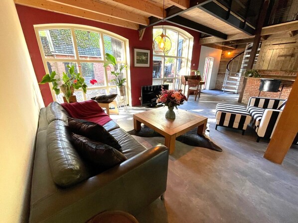 TV - Former servants' quarters transformed into a beautiful holiday home! (Kamperland)