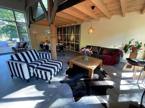 TV - Former servants' quarters transformed into a beautiful holiday home! (Kamperland)
