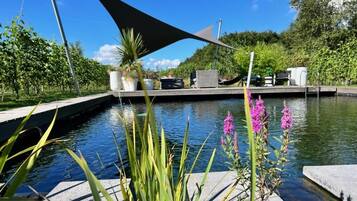 Außenpool, Sonnenschirme, Liegestühle