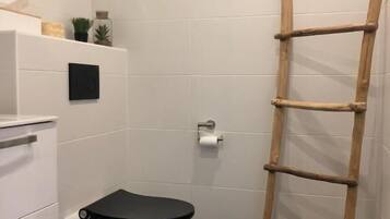 Kostenlose Toilettenartikel, Haartrockner, Handtücher, Toilettenpapier