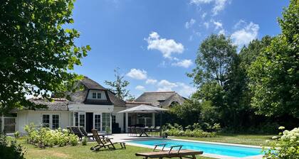 Genießen Sie einen wunderschönen Urlaub in dieser geräumigen und komfortablen Villa, ideal für Familien.