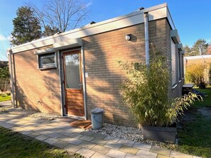 Exterior - Detached bungalow for 4 people with south-facing garden. (Kortgene)