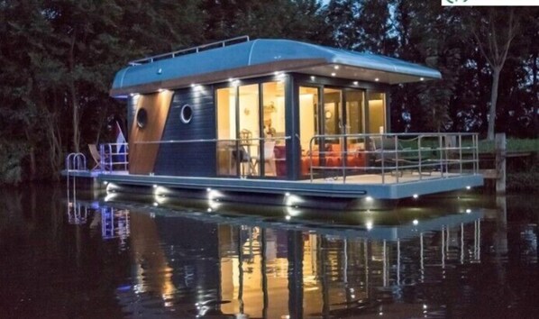 Exterior - UNIQUE SAILING HOLIDAY ACCOMMODATION for 2 persons on the water! (Kamperland)