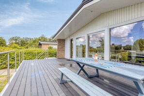 Outdoor dining - Completely renovated detached holiday home with private garden. (Kamperland)