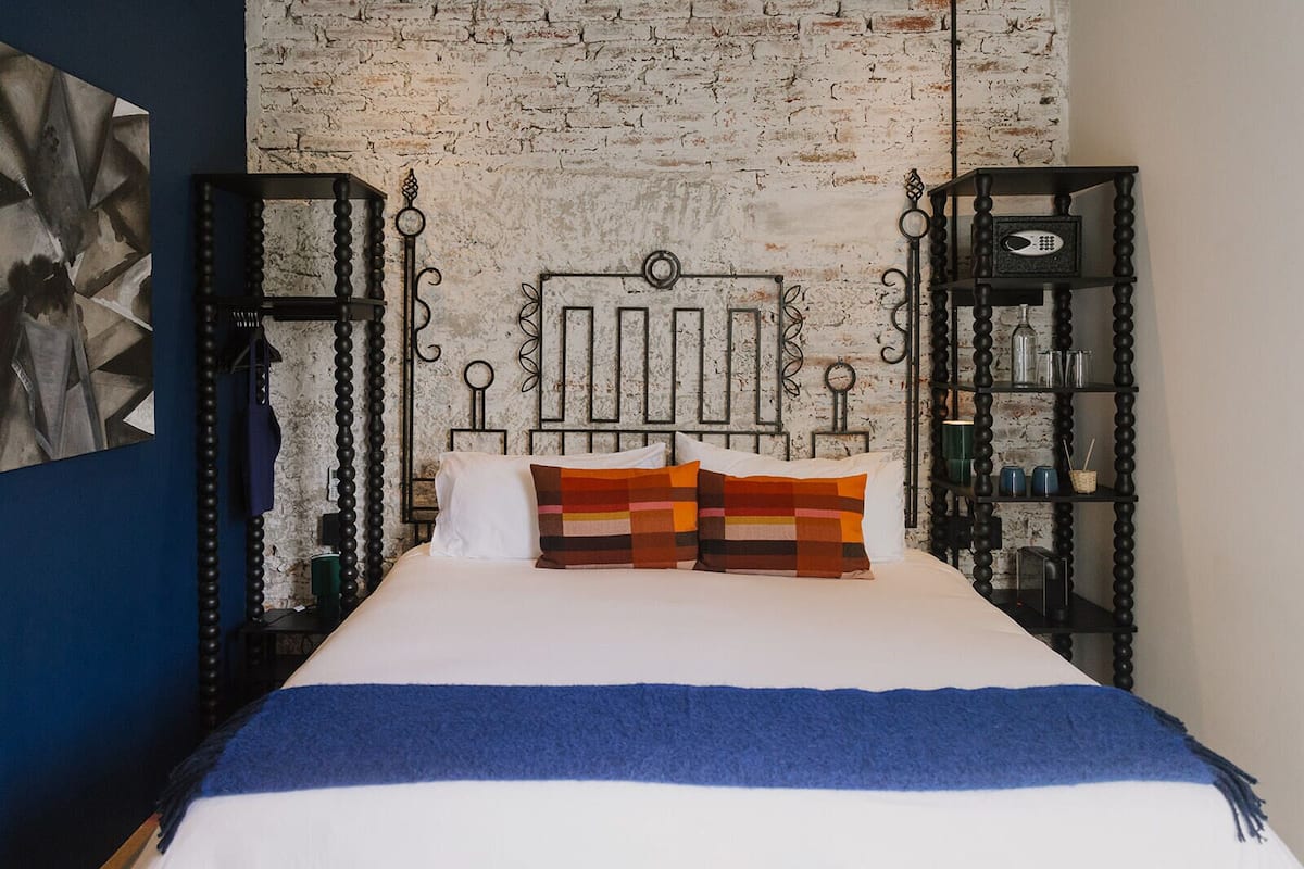 Basic Room, 1 King Bed | Premium bedding, down comforters, in-room safe, laptop workspace