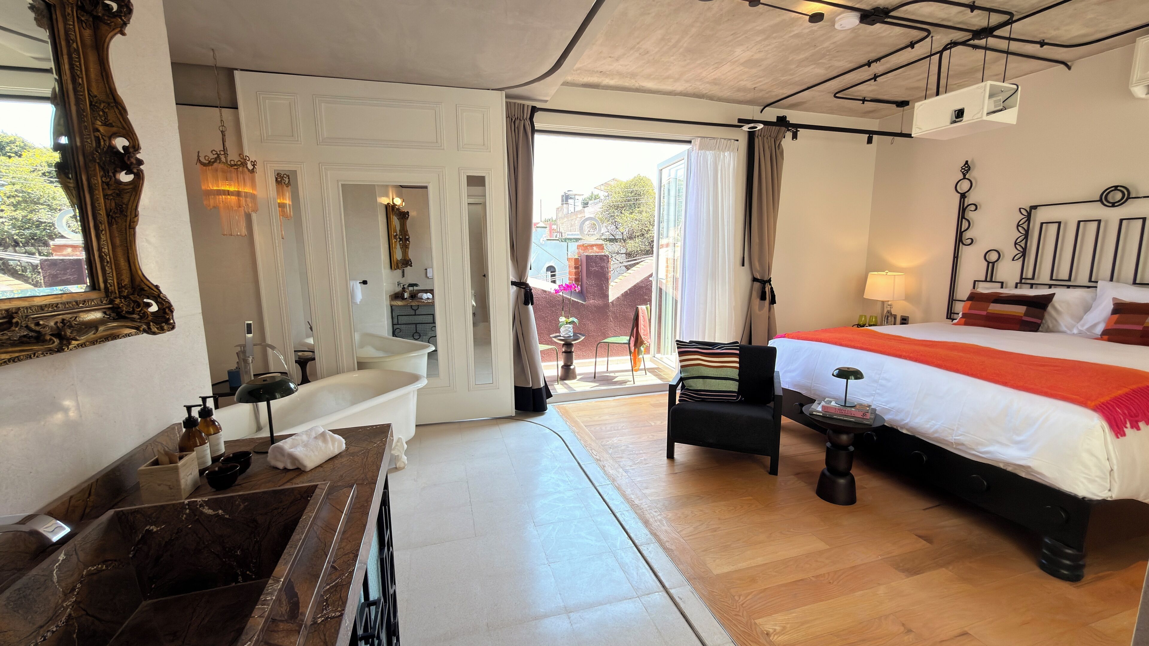 Design Studio Suite, 1 King Bed, City View