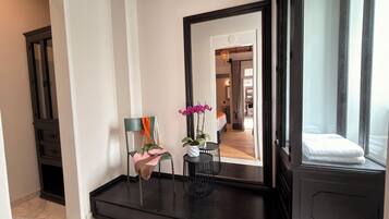 Quarto conforto, 1 cama King, vista para a cidade | Banheiro | Produtos de toalete grátis, secador de cabelo, toalhas de banho