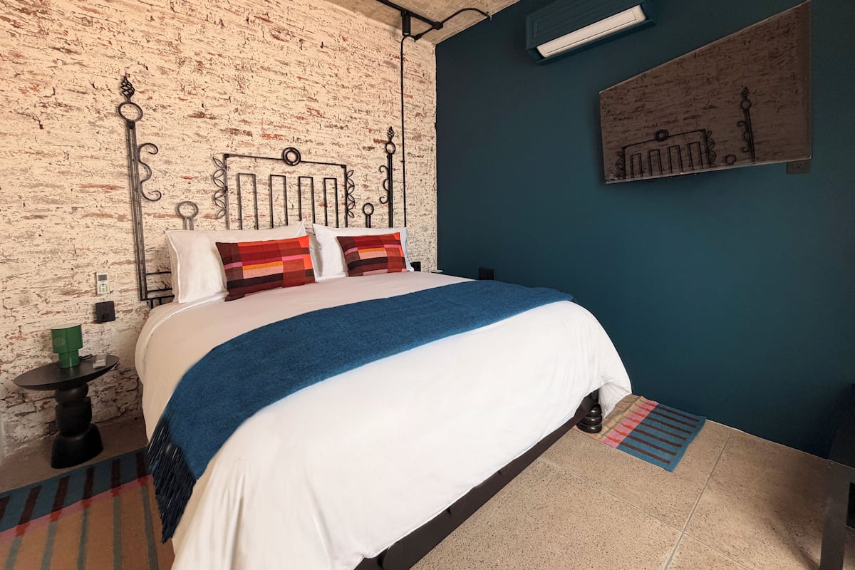 Deluxe Room, 1 King Bed, City View | Premium bedding, minibar, in-room safe, blackout drapes