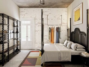 خزنة داخل الغرفة