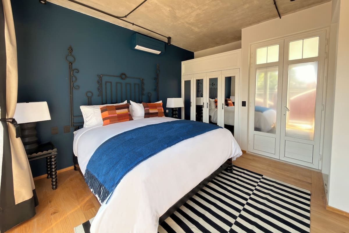 City Studio Suite, 1 King Bed, Balcony | Premium bedding, minibar, in-room safe, blackout drapes