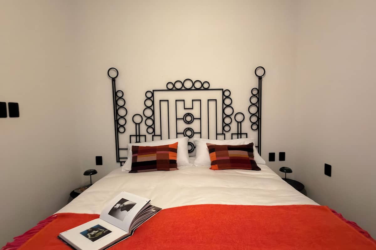 Studio Suite, 1 King Bed | Premium bedding, minibar, in-room safe, blackout drapes