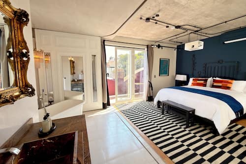 Design Studio Suite, 1 King Bed, City View | Premium bedding, down comforters, minibar, in-room safe