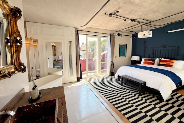 Design Studio Suite, 1 King Bed, City View | Premium bedding, down comforters, in-room safe, laptop workspace