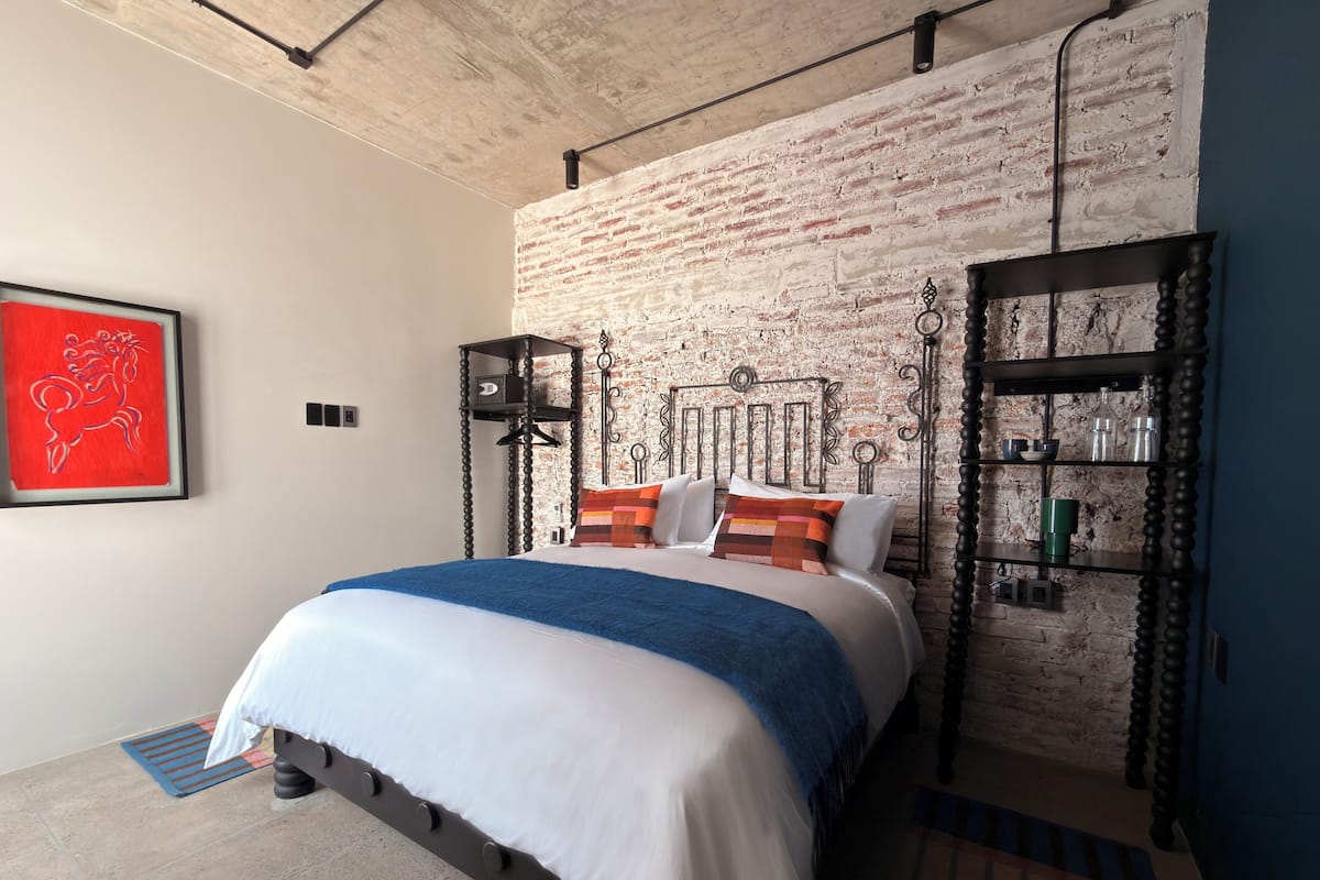 Comfort Room, 1 King Bed, City View | Premium bedding, minibar, in-room safe, blackout drapes