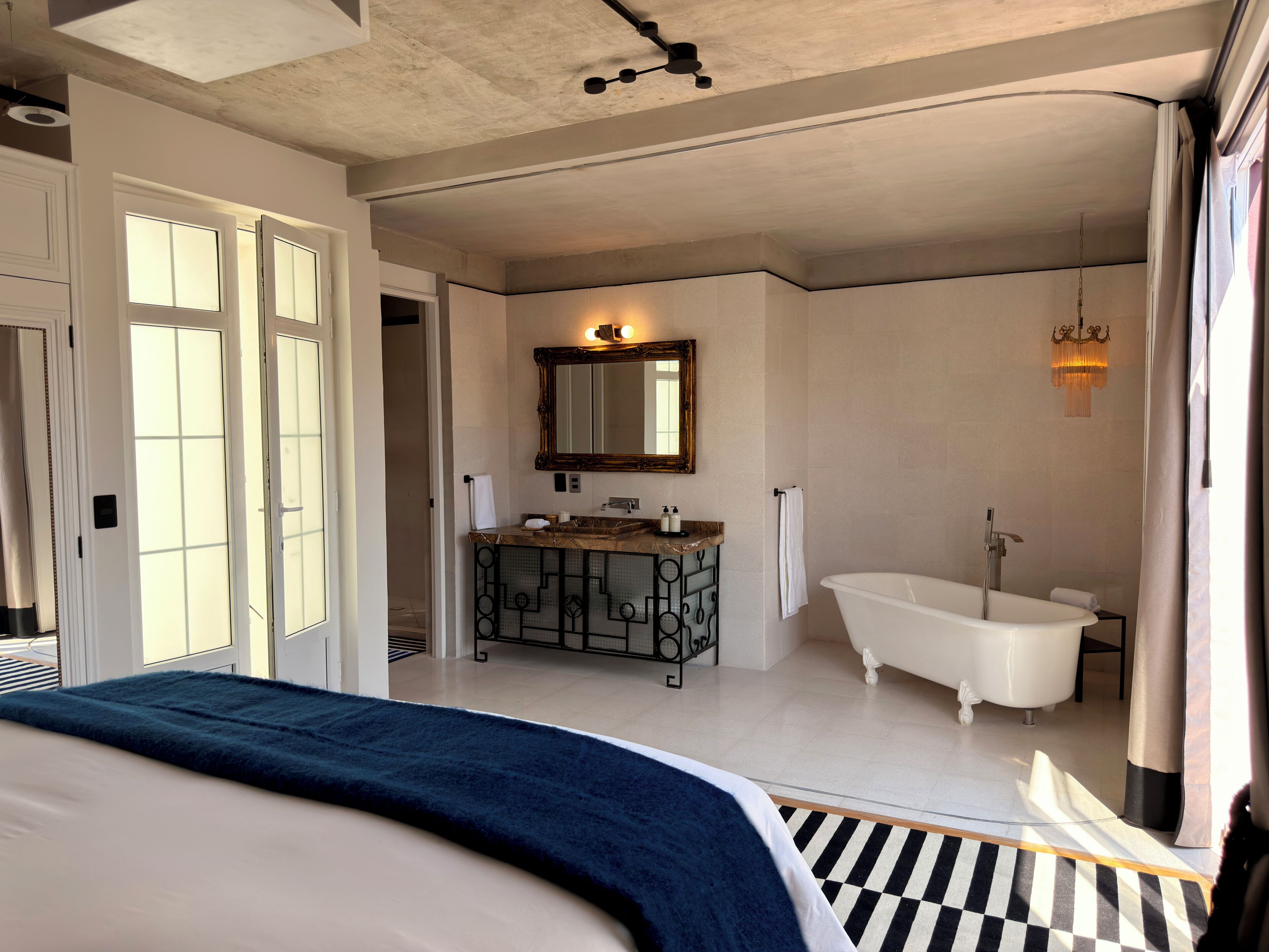 Suite estudio de diseño, 1 cama de matrimonio grande, vistas a la ciudad | Baño | Artículos de higiene personal gratuitos, secador de pelo y toallas