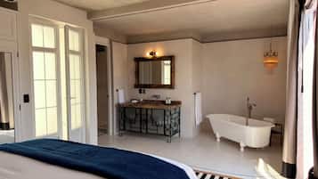 Suite estudio de diseño, 1 cama de matrimonio grande, vistas a la ciudad | Baño | Artículos de higiene personal gratuitos, secador de pelo y toallas