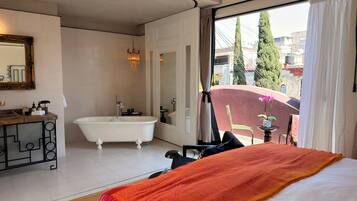 Suite monolocale Design, 1 letto king, vista città | Bagno | Set di cortesia gratuito, asciugacapelli, asciugamani, sapone