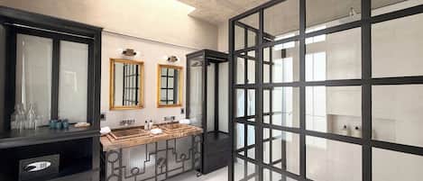Deluxe Room, 1 King Bed | Bathroom | Free toiletries, hair dryer, towels, soap