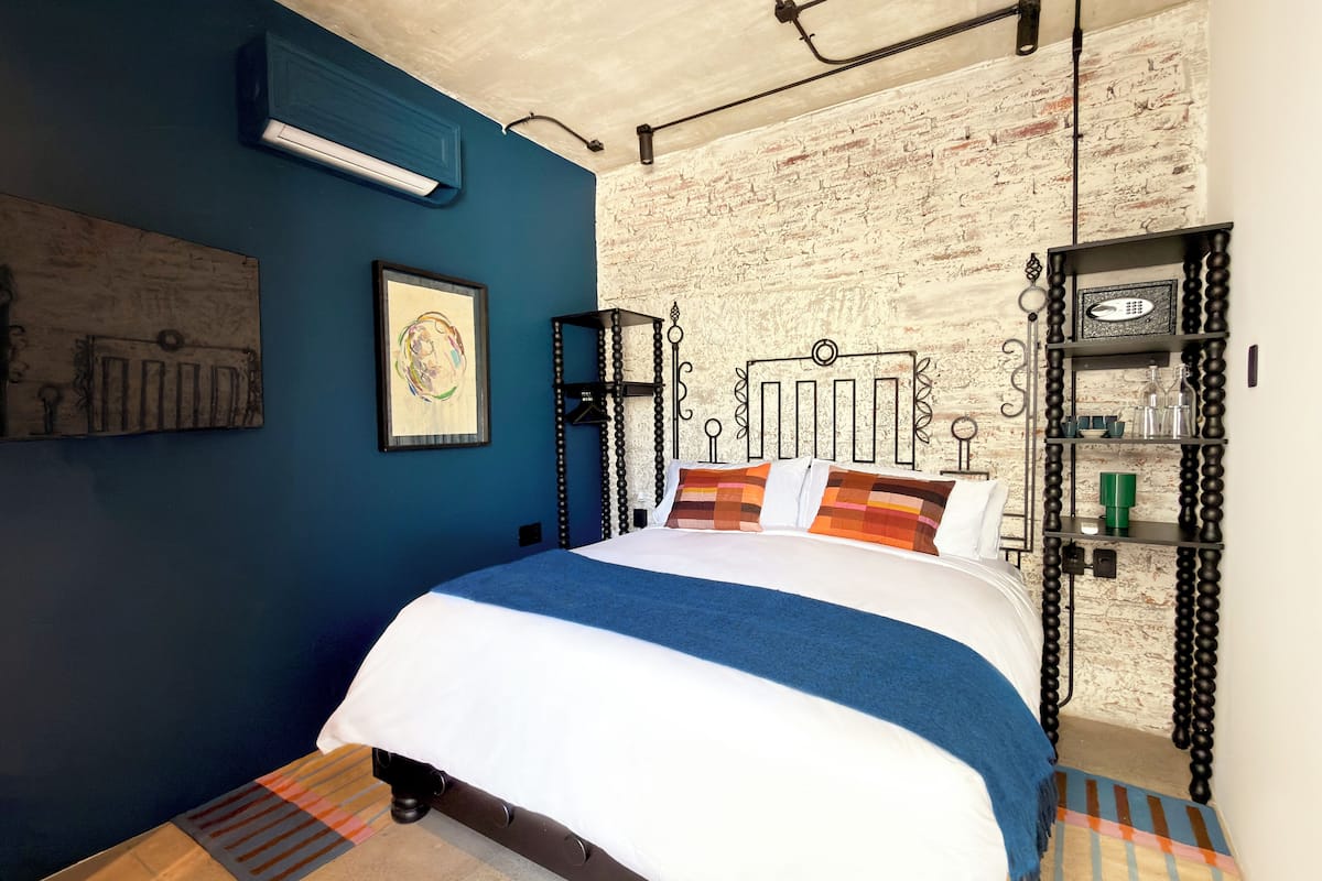 Basic Room, 1 King Bed, City View | Premium bedding, minibar, in-room safe, blackout drapes