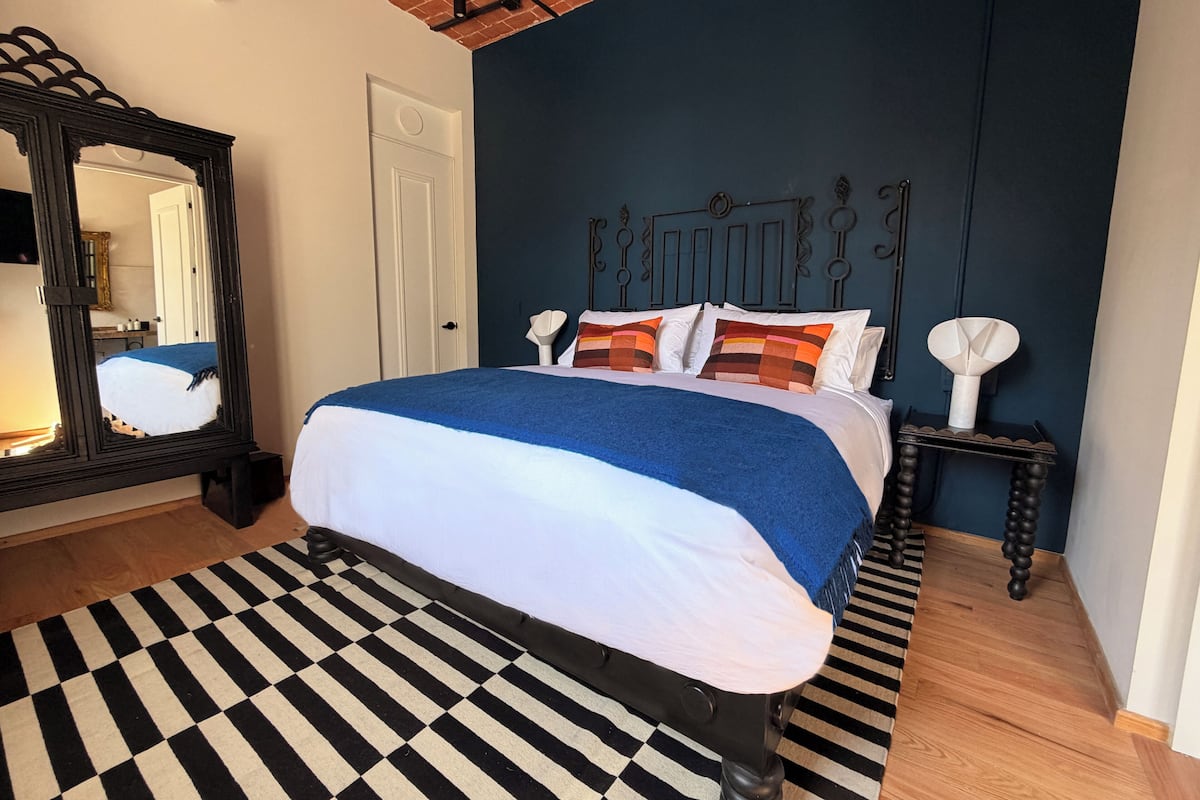 Premium Studio, 1 King Bed, City View | Premium bedding, minibar, in-room safe, blackout drapes