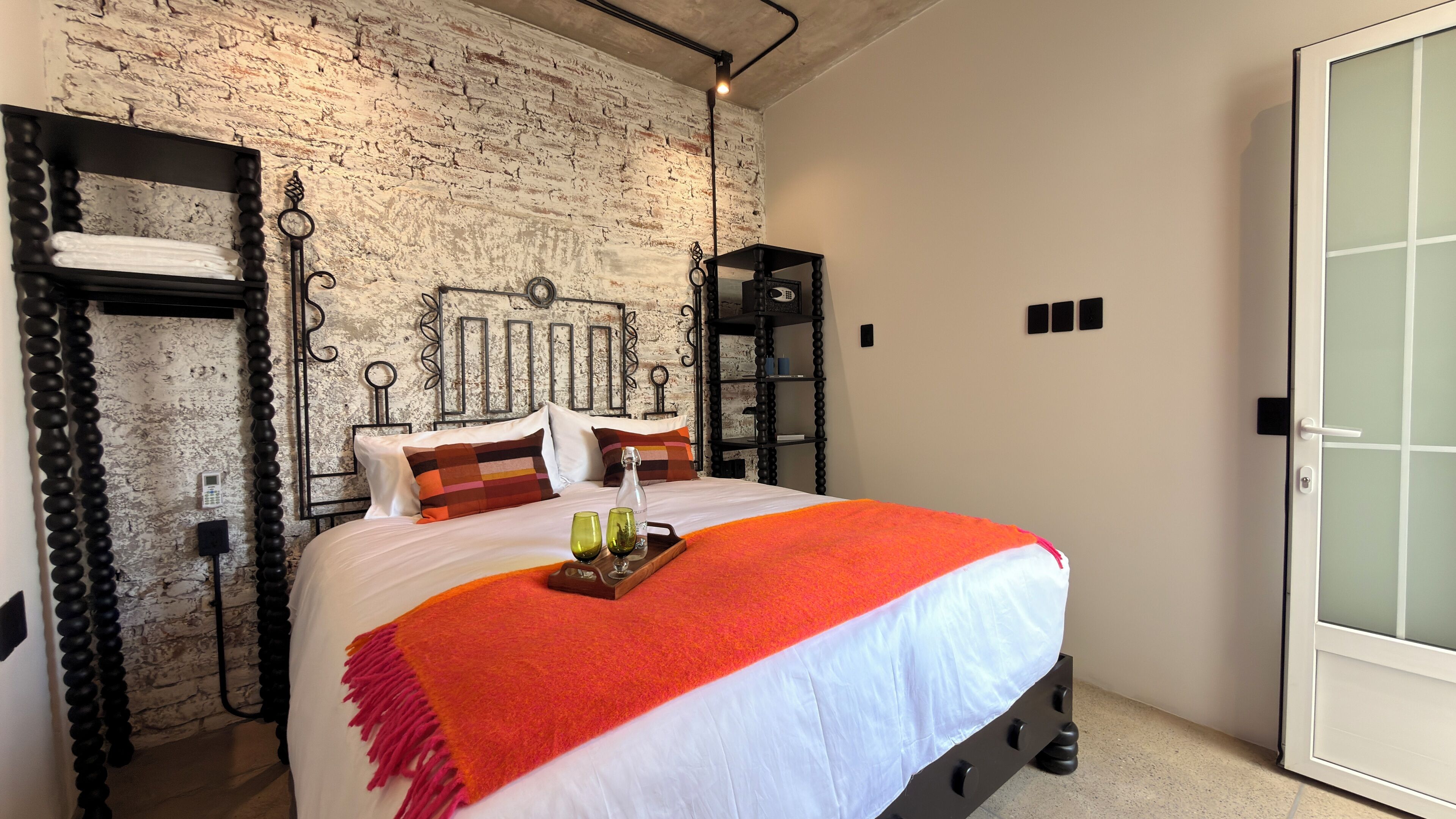 Camera Basic, 1 letto king, vista città | Biancheria da letto di alta qualità, minibar, una cassaforte in camera