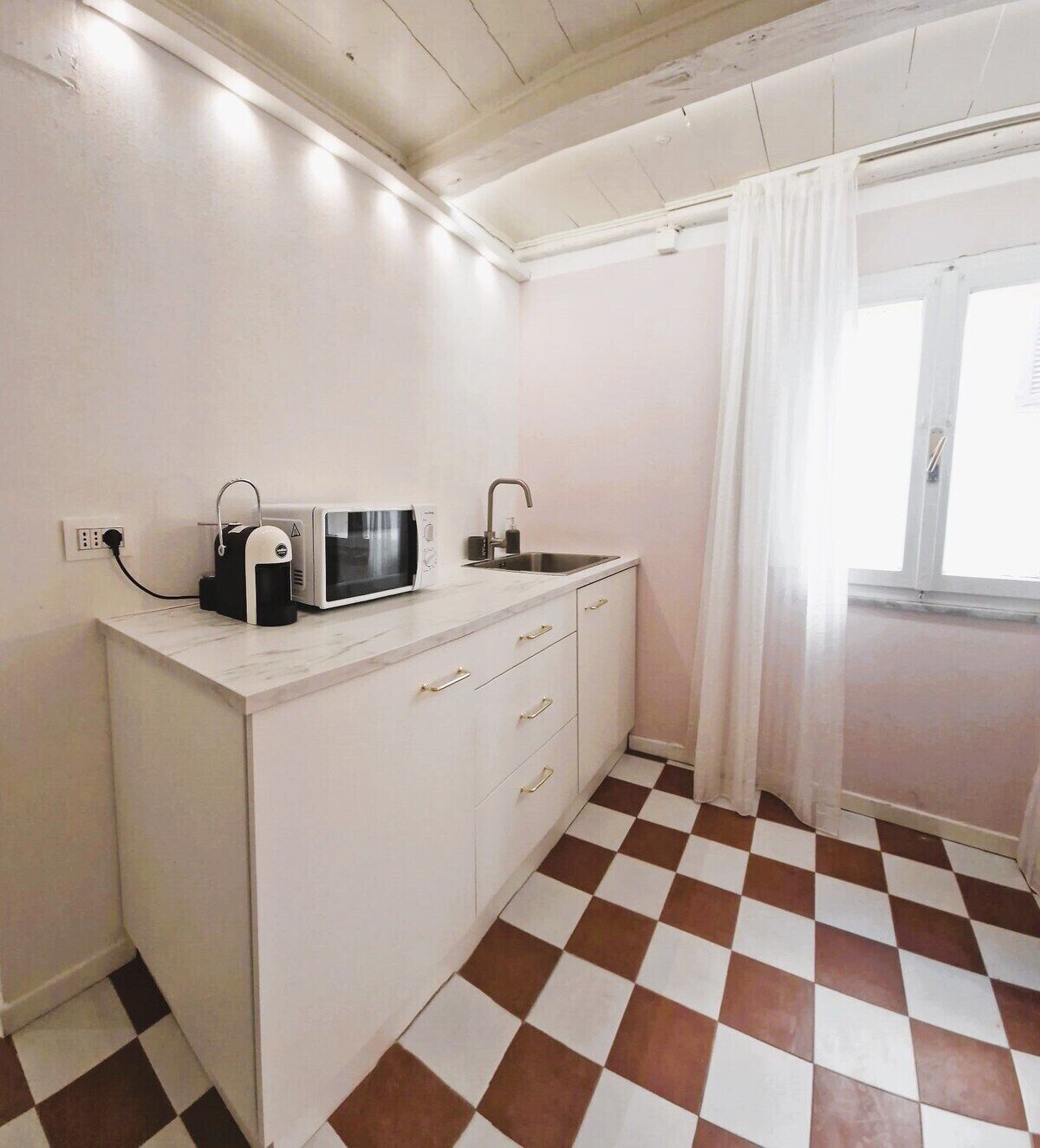 Kühlschrank, Mikrowelle, Herdplatte, Kochgeschirr/Geschirr/Besteck