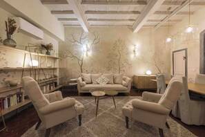 Standard Apartment, Balcony | Living area - Eleganza Antica by MMega (Florence)