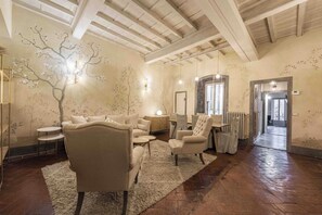 Standard Apartment, Balcony | Living area - Eleganza Antica by MMega (Florence)