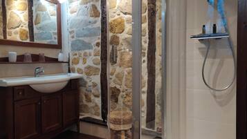 Articles de toilette écologiques, sÚche-cheveux, serviettes fournies