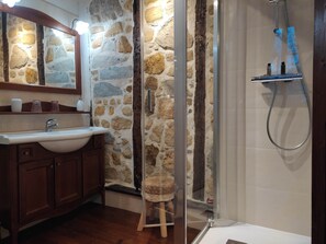 Eco-friendly toiletries, hair dryer, towels, shampoo - Half-timbered room - BARETOUS (OLORON STE MARIE)