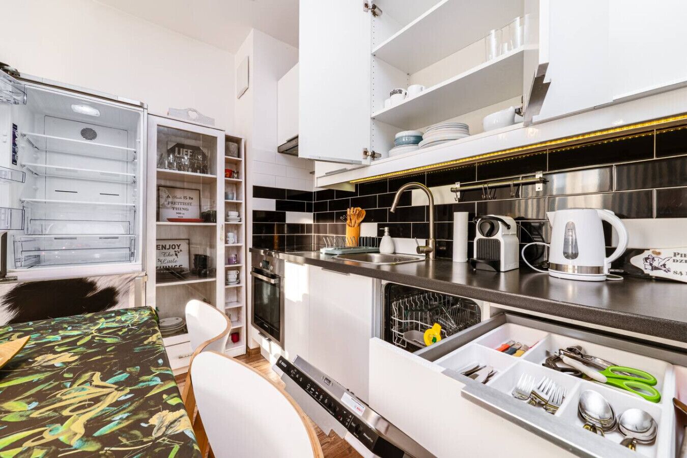 Fridge, oven, stovetop, dishwasher