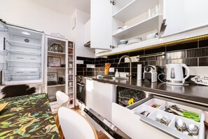 Geladeira, fogão, cooktop, lava-louças