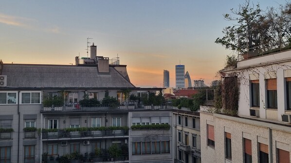 A multi-story building with balconies, a flat roof, and a modern skyscraper in the background. - Italianway Comfort - Sant' Ambrogio 2 (Milan)