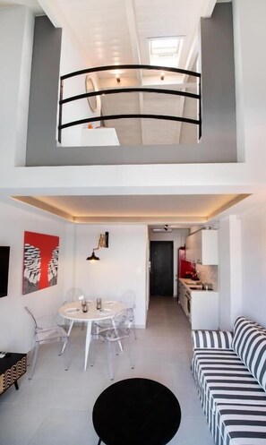 Superior-Apartment, Balkon, Stadtblick | Wohnbereich