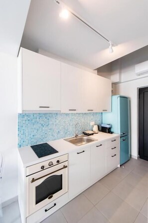 Superior Apartment, Balcony, City View | Private kitchen | Fridge, oven, stovetop, cookware/dishes/utensils - Onar Suites Lefkada (Lefkada)