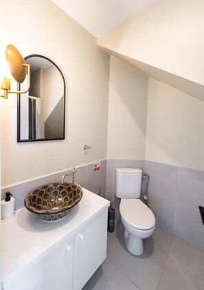 Superior Apartment, Balcony, City View | Bathroom | Shower, hair dryer, towels - Onar Suites Lefkada (Lefkada)