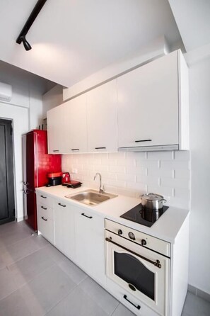 Superior Apartment, Balcony, City View | Private kitchen | Fridge, oven, stovetop, cookware/dishes/utensils - Onar Suites Lefkada (Lefkada)