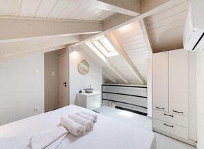 Superior-Apartment, Balkon, Stadtblick | Verdunkelungsvorhänge, Bügeleisen/Bügelbrett, kostenloses WLAN