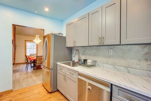 Fridge, microwave, stovetop, dishwasher - Great for Families! Woodsy Haven in Bethlehem (Bethlehem)