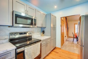 Jääkaappi, mikroaaltouuni, liesi, astianpesukone