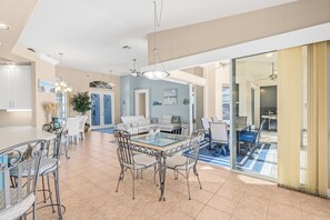 Dining - VRCC Villa Eternity Blue (Cape Coral)