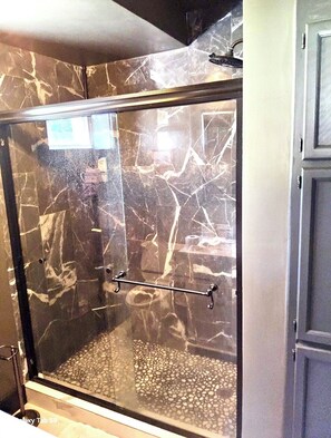 Douche, sèche-cheveux, serviettes fournies, savon