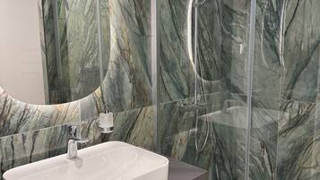 SĂšche-cheveux, serviettes fournies, savon, papier toilette